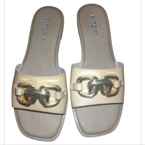 FTORY Women's Cream Sandals with Chain Detail